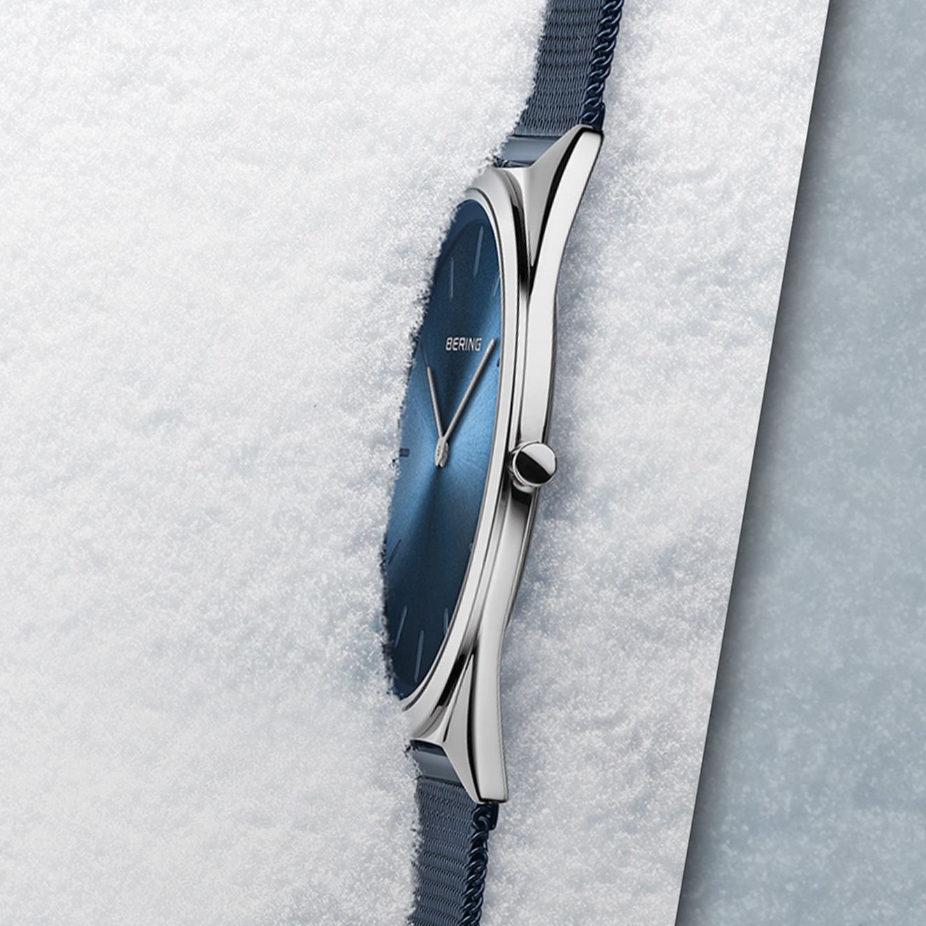 Close-Up BERING Keyvisual ULTRA SLIM Kollektion Uhr im Schnee