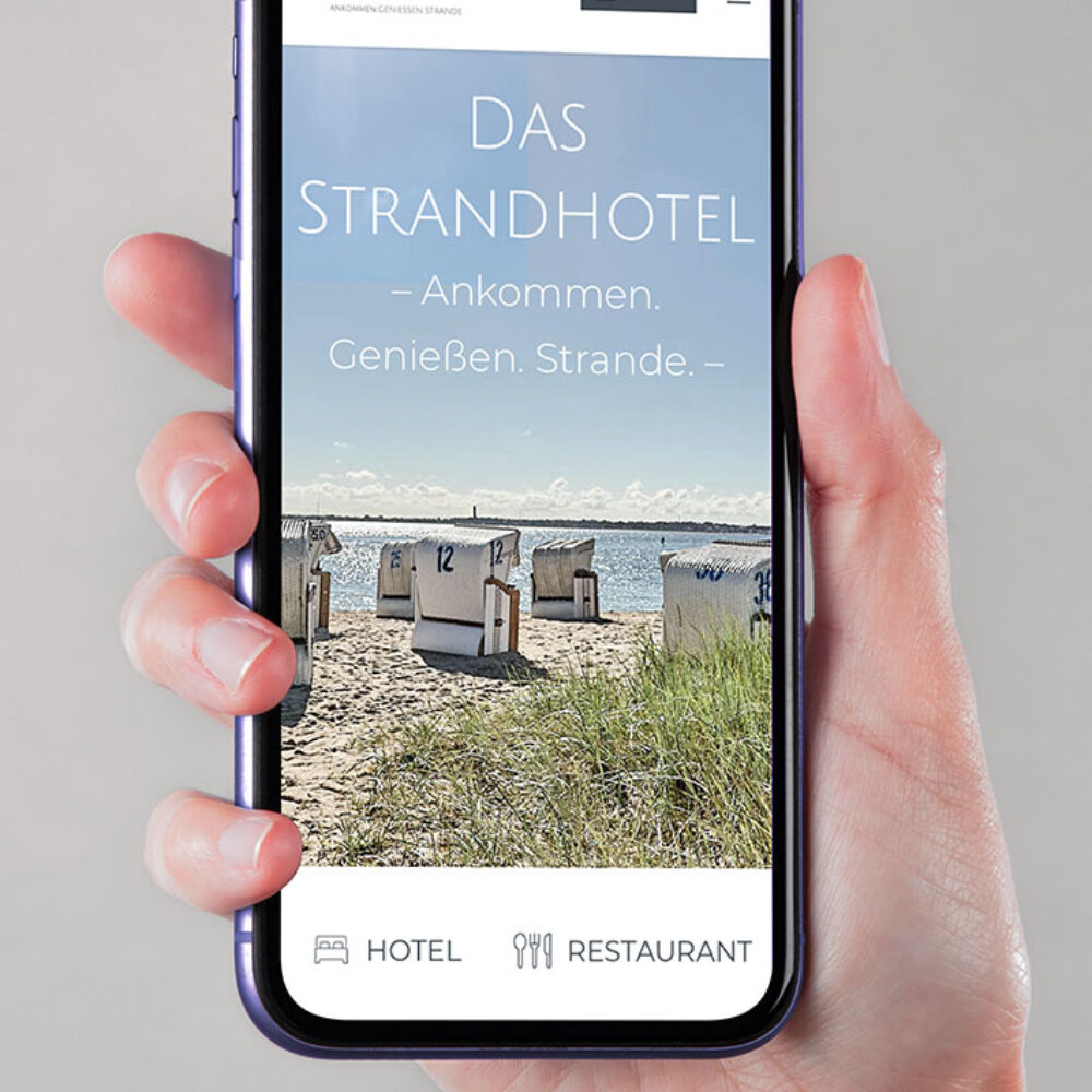 Smartphone mit Strandhotel Website Relaunch