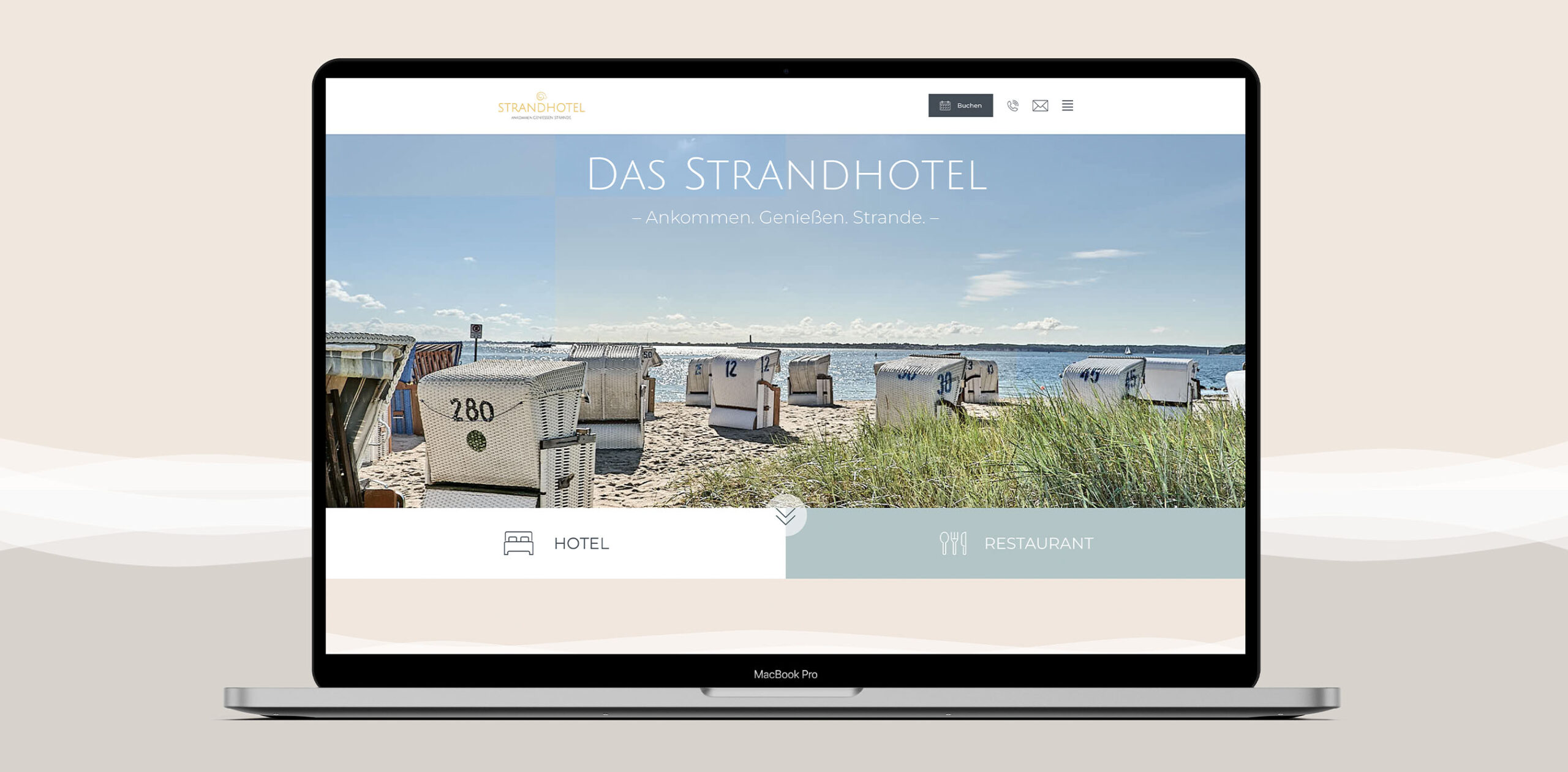 Offener Laptop mit Strandhotel Website
