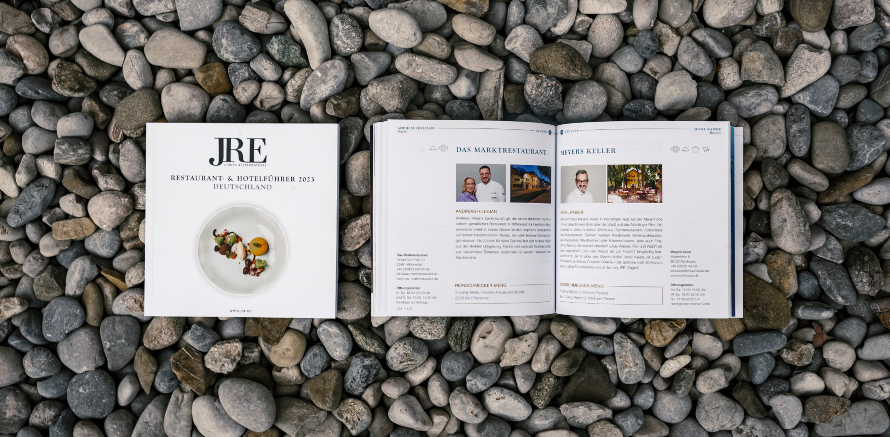 JRE-Guide jeweils mit Titelbild und offener Inhaltsseite auf Steinhintergrund