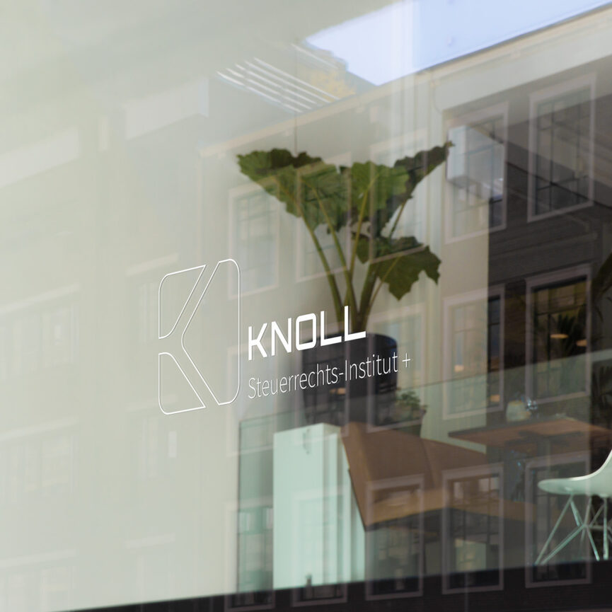 Glastür-Beklebung mit Logo Steuerrechts-Institut KNOLL | Weder & Noch