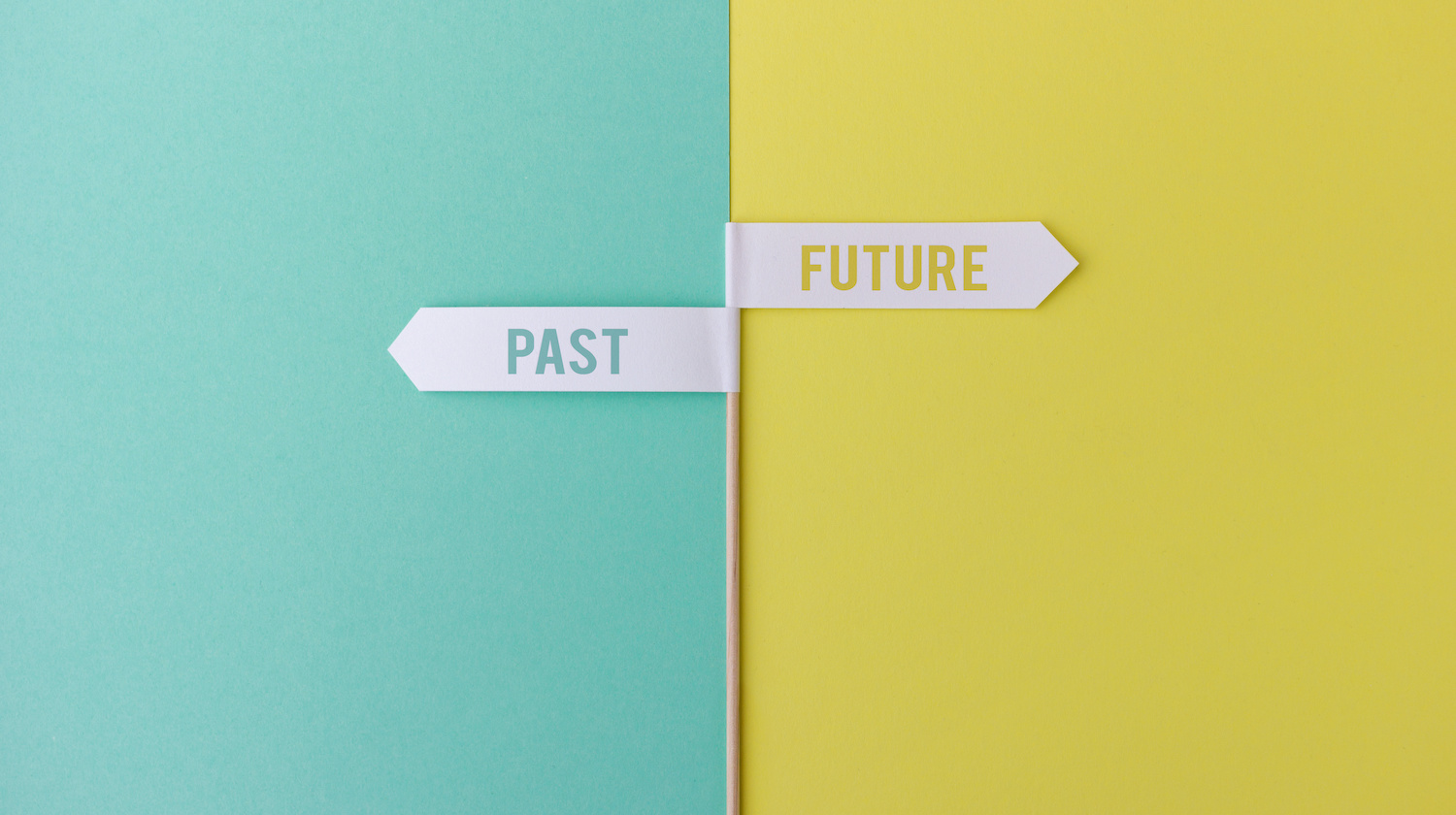 Zwei Schilder mit Aufschrift Past und Future