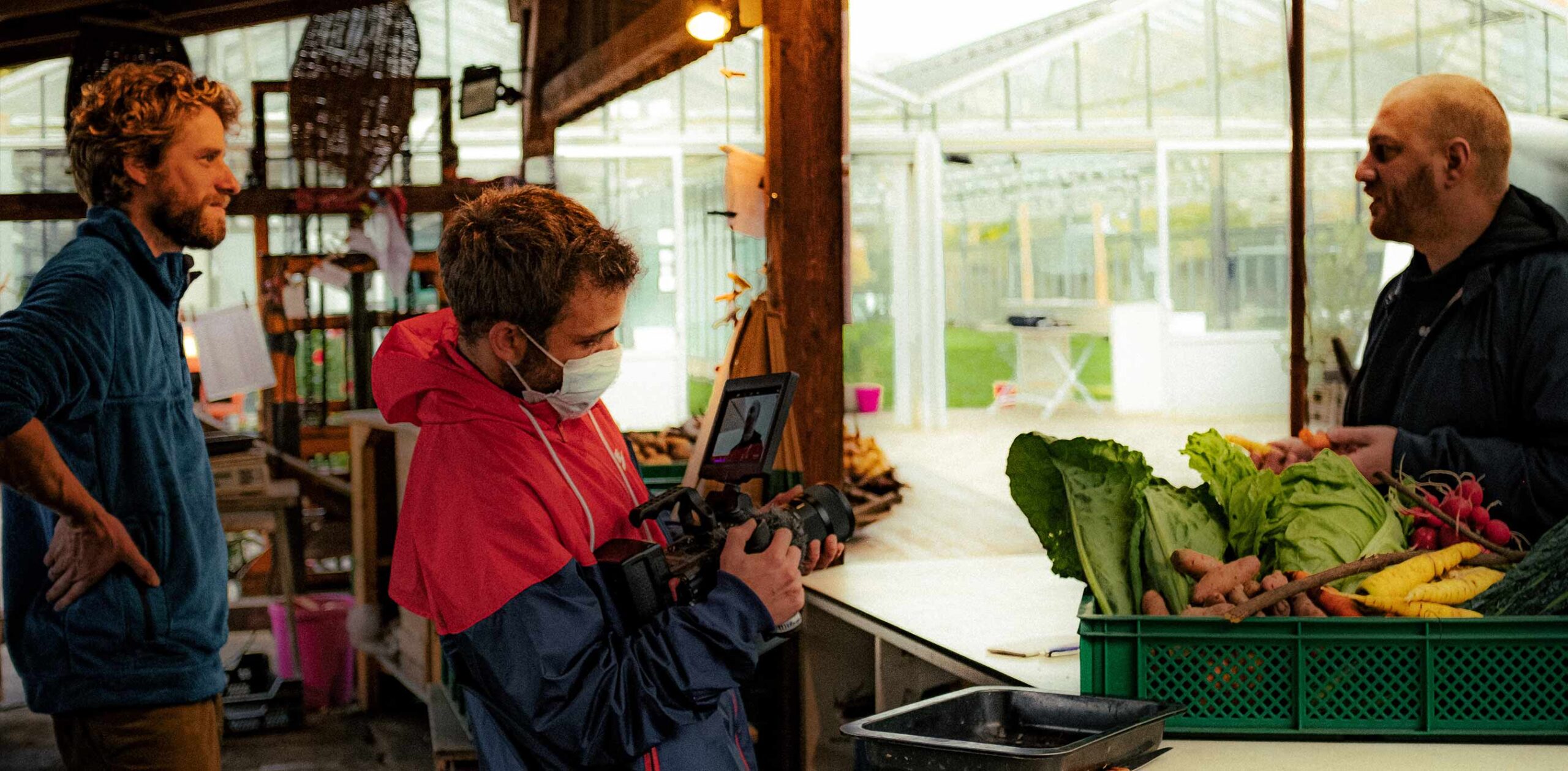 Kameramann auf einer Spoon Fellas Produktion mit Gemüse