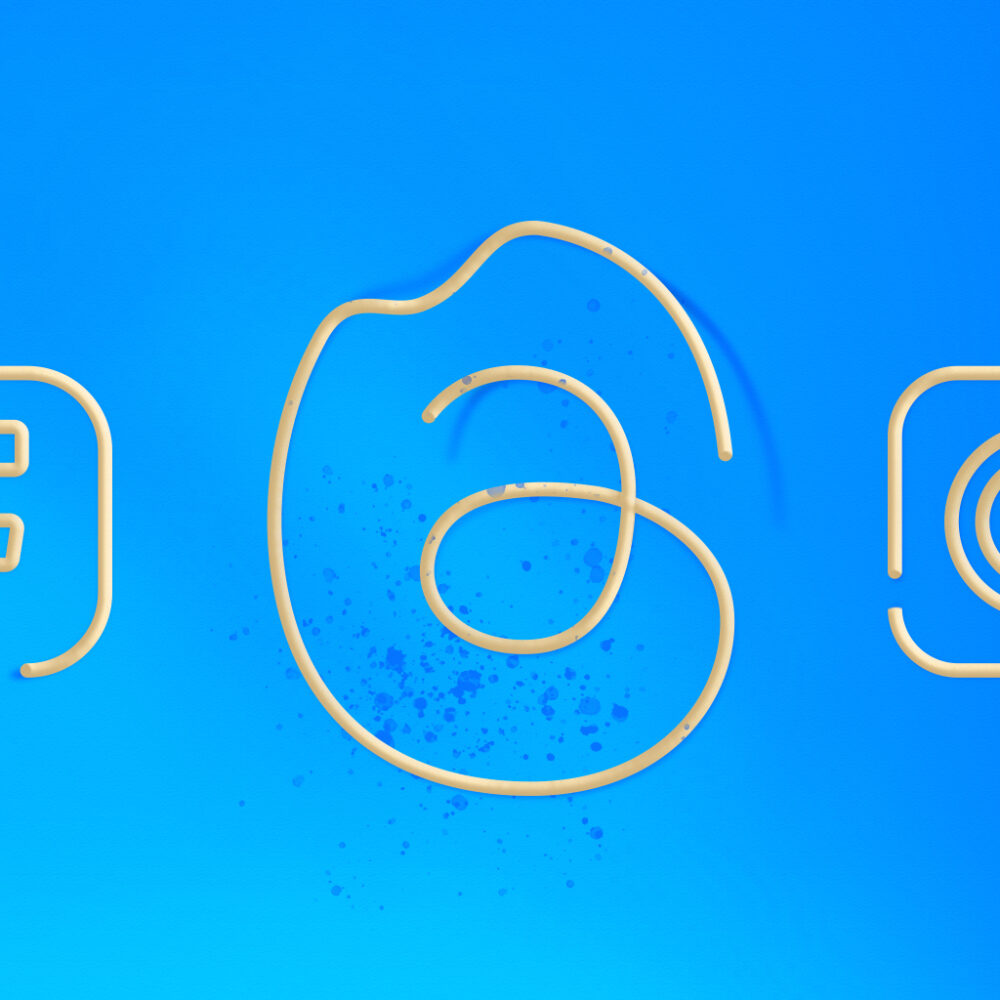Threads Logo zwischen den Logos von Facebook und Instagram bei blauen Hintergrund.