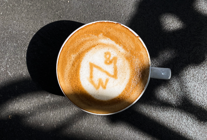 Cappuccino mit Weder und Noch Logo