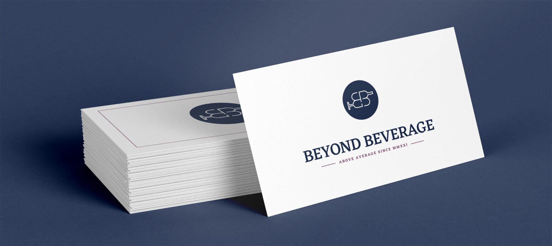 Visitenkarten von Beyond Beverage auf blauem Hintergrund