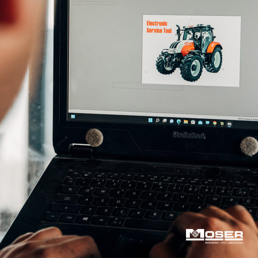 Foto eines Traktors auf einem Laptop-Bildschirm