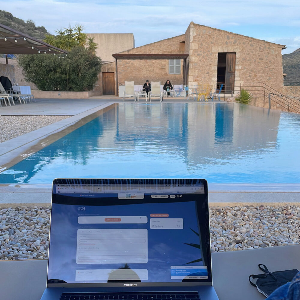 MacBook an Pool auf Mallorca