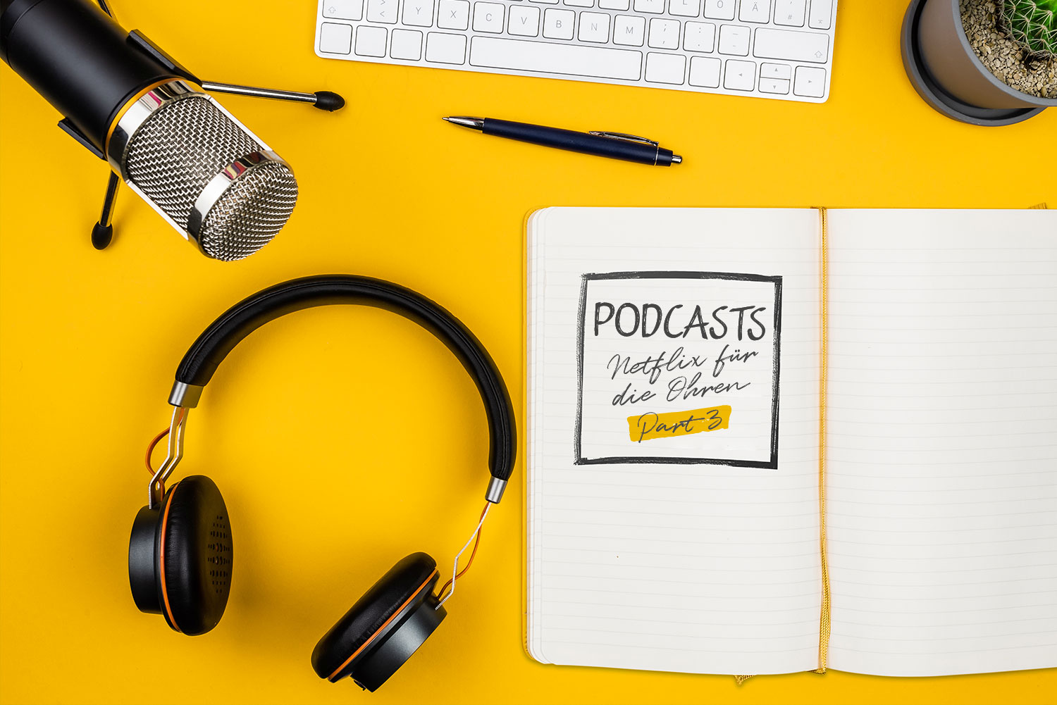 Podcast: Schreibtisch mit Kopfhörer, Notizblock und Kopfhörer